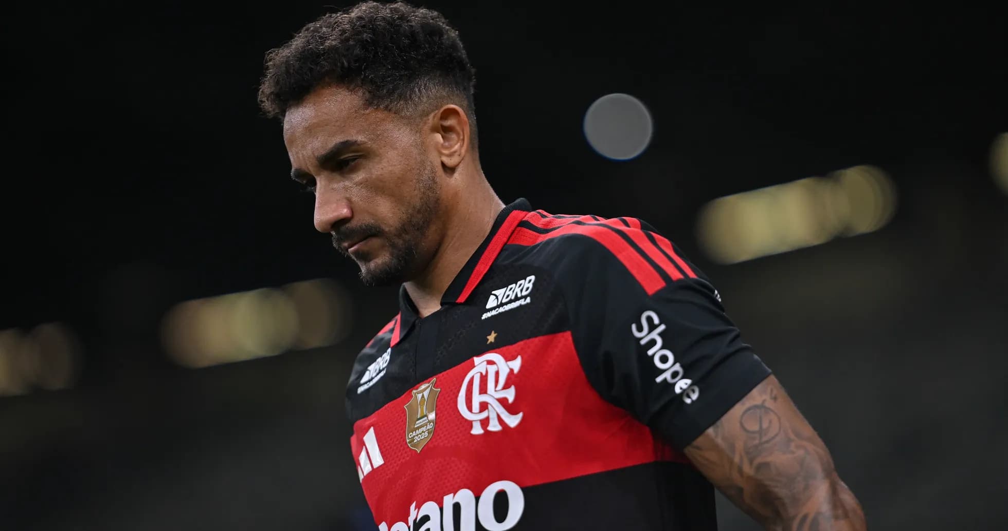 Joueur de Flamengo marchant sur le terrain
