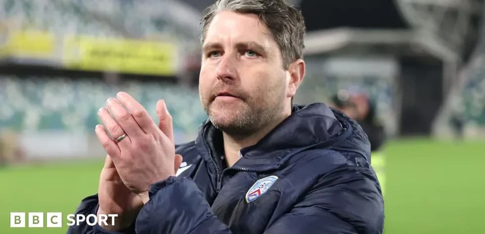 Entraîneur applaudissant après un match dans le stade