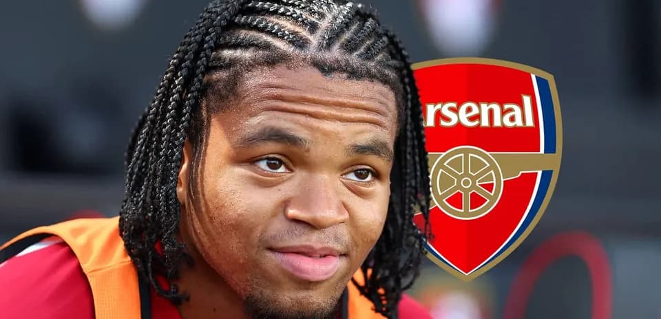 Joueur d'Arsenal avec des tresses sur le banc