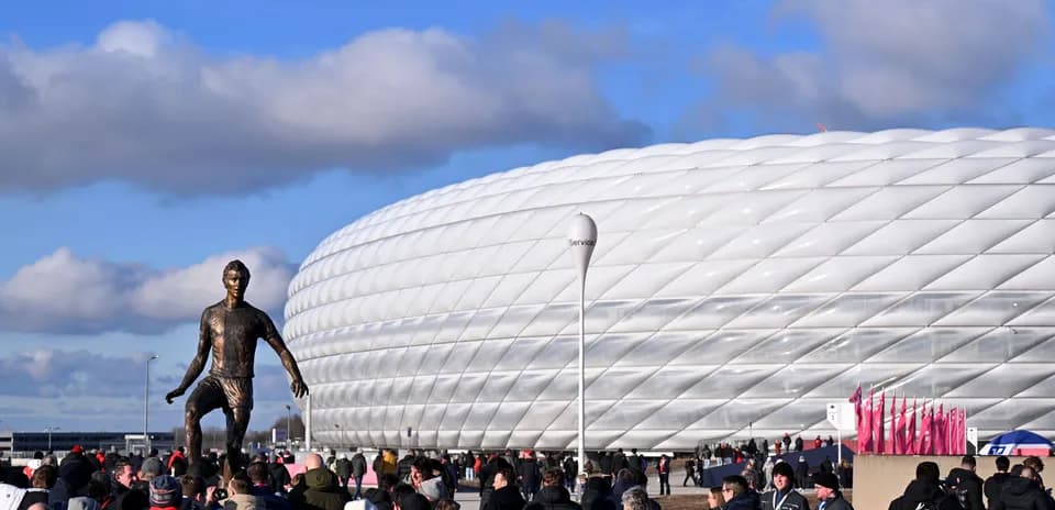 Statue and crowd outside Allianz Arena before match