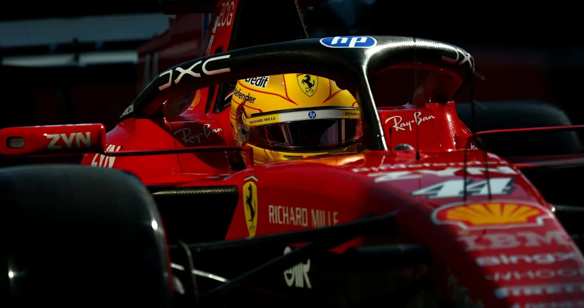 Pilote dans une voiture de Formule 1 Ferrari