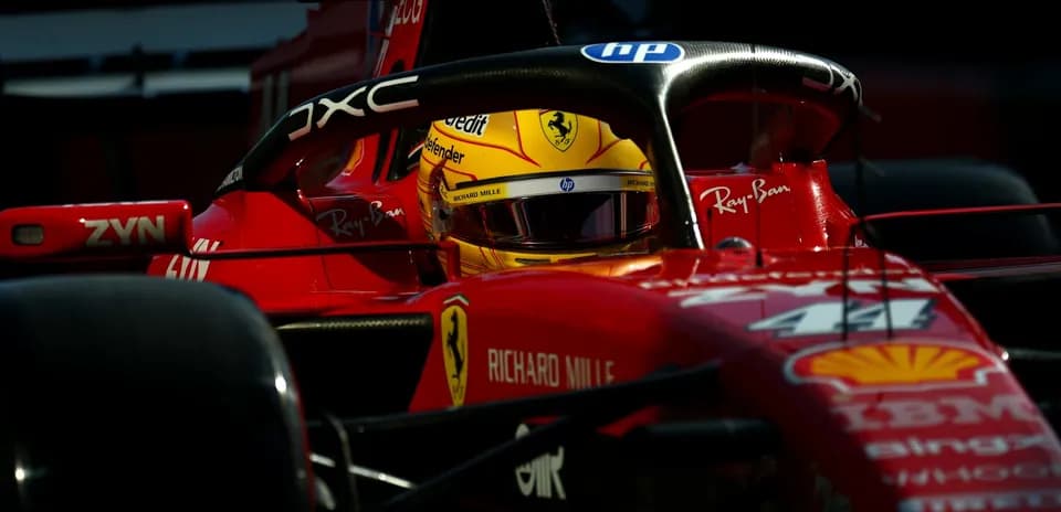 Pilote dans une voiture de Formule 1 Ferrari