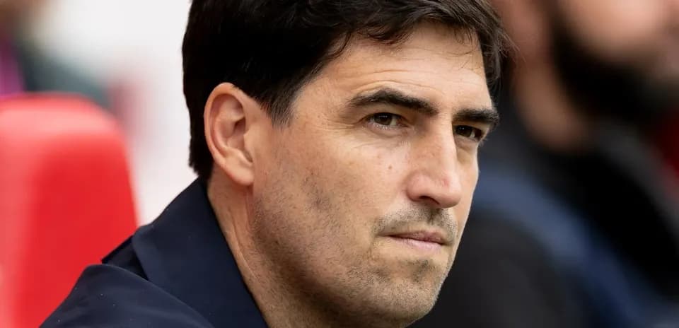 Entraîneur observant le match depuis le banc