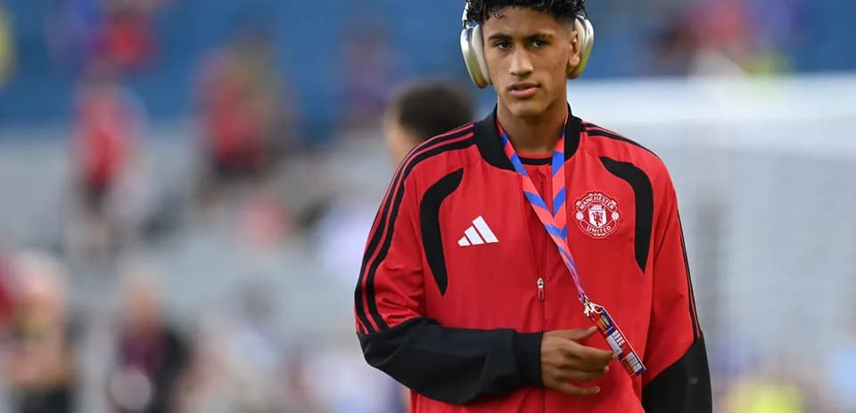 Joueur de Manchester United portant un médaillon