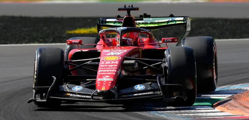 Voiture de Formule 1 Ferrari prenant un virage
