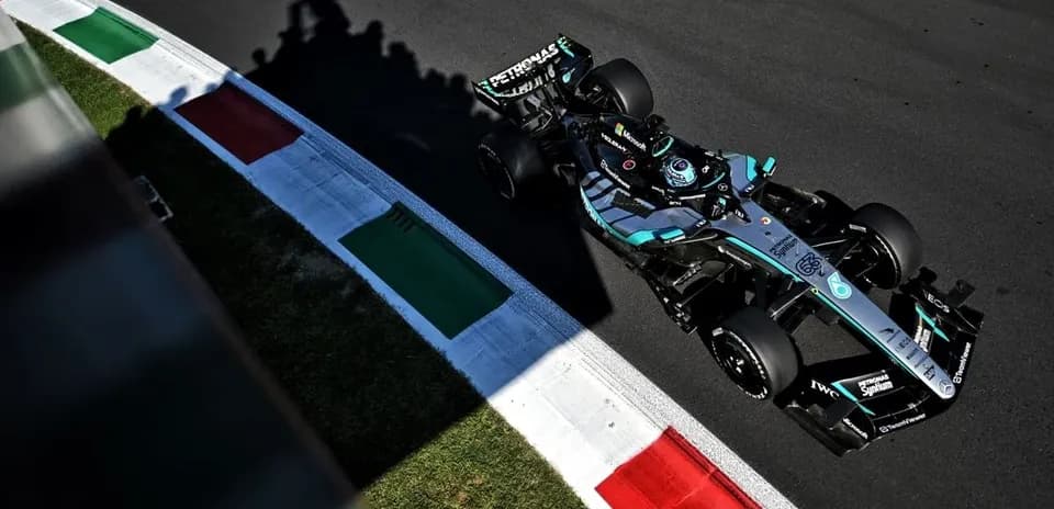 Voiture de F1 sur le circuit avec drapeau italien