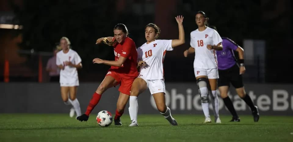 Joueuses en compétition pour le ballon lors d'un match