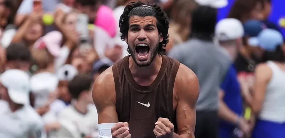 Joueur de tennis célébrant une victoire sur le court