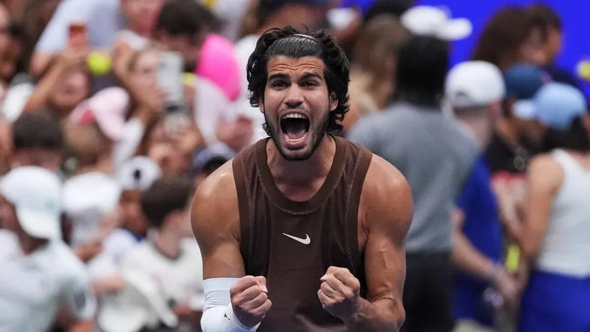 Joueur de tennis célébrant une victoire sur le court