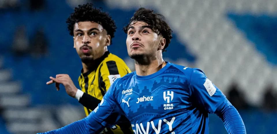 Deux joueurs en action lors d'un match de football