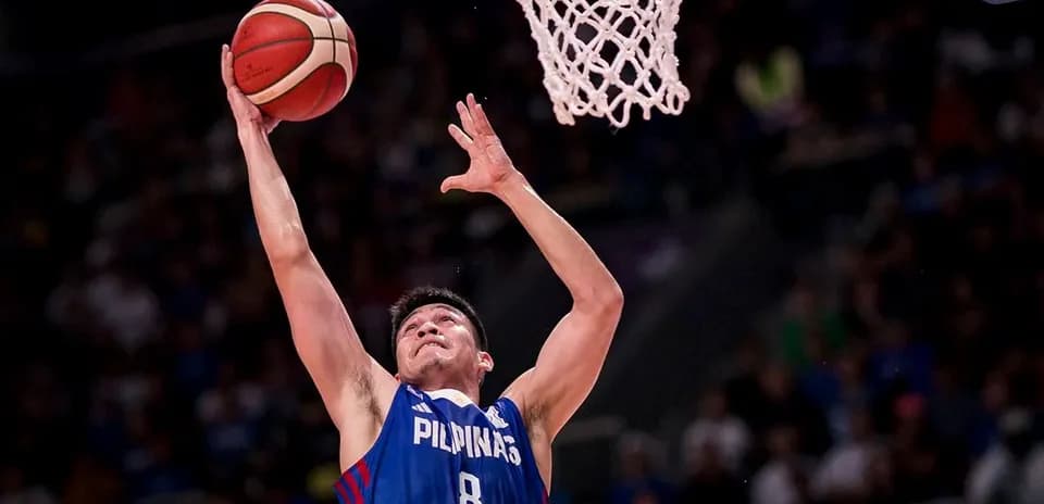 Joueur en train de dunker au basket-ball