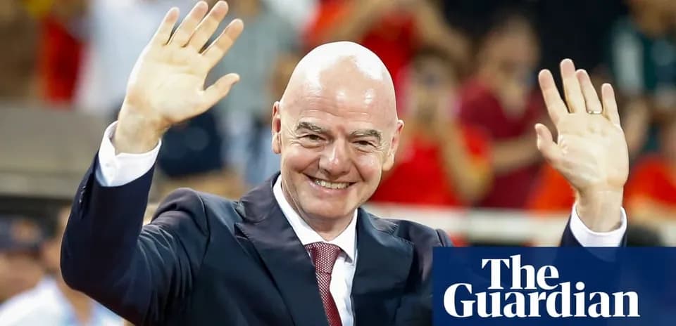 Person saluant le public lors d'un événement sportif
