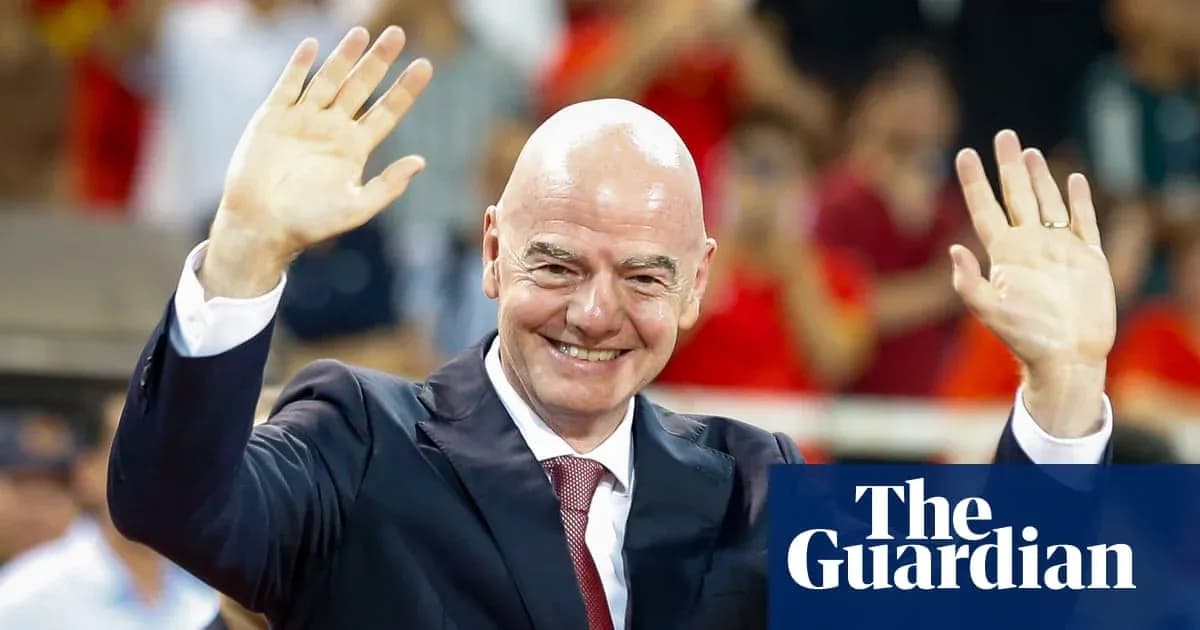 Person saluant le public lors d'un événement sportif
