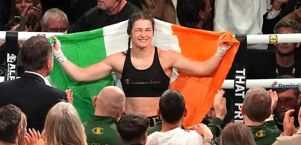 Boxeuse tenant un drapeau irlandais après la victoire