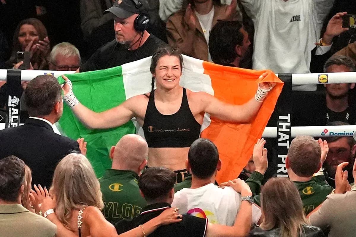 Boxeuse tenant un drapeau irlandais après la victoire
