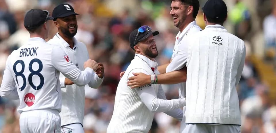 Joueurs anglais célébrant un wicket lors d'un match