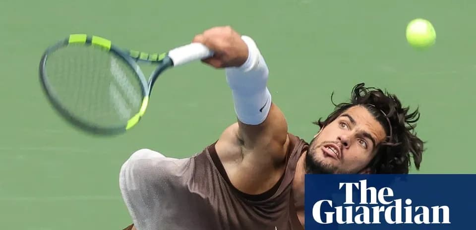 Joueur de tennis servant le ballon sur le court