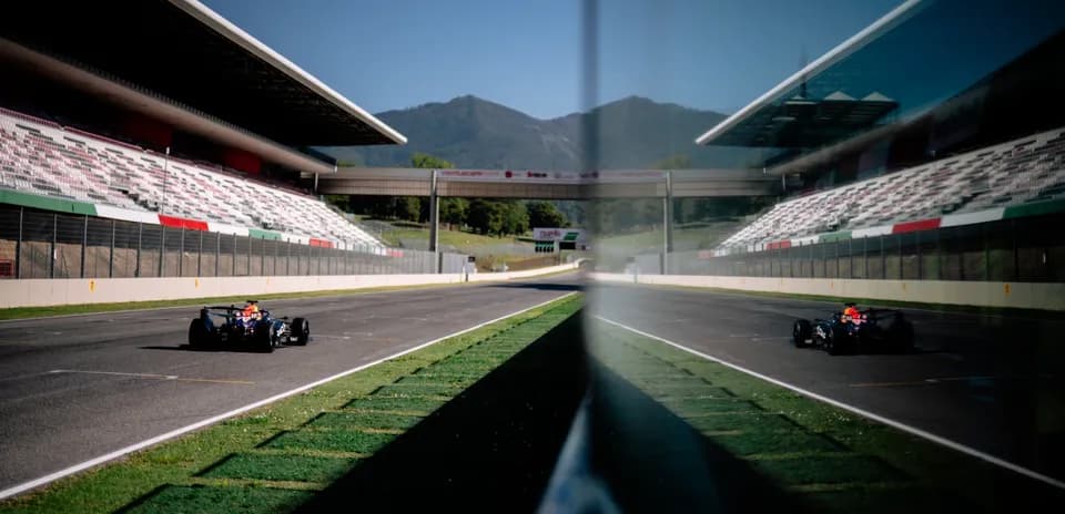 Voiture de course sur circuit avec tribunes vides