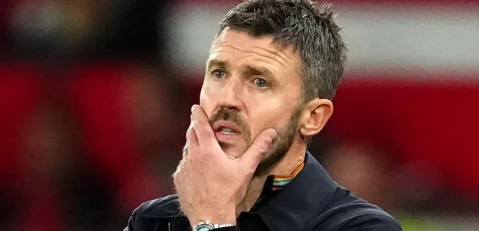 Entraîneur pensif sur le banc lors du match