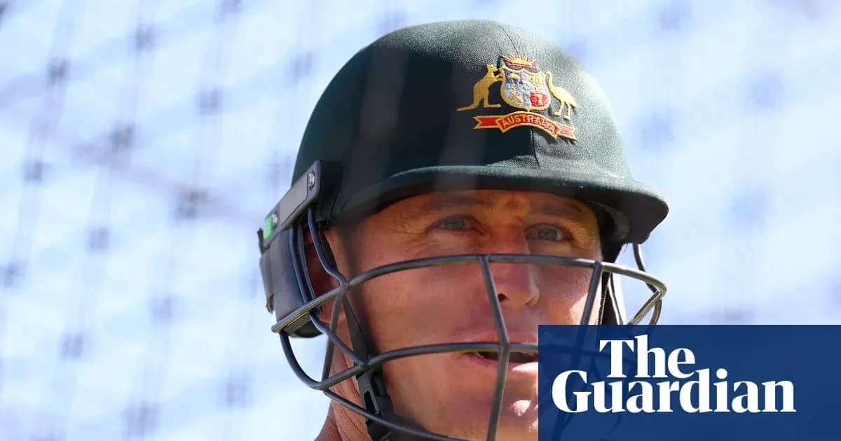 Joueur de cricket avec un casque pendant l'entraînement Joueur de cricket avec un casque pendant l'entraînement