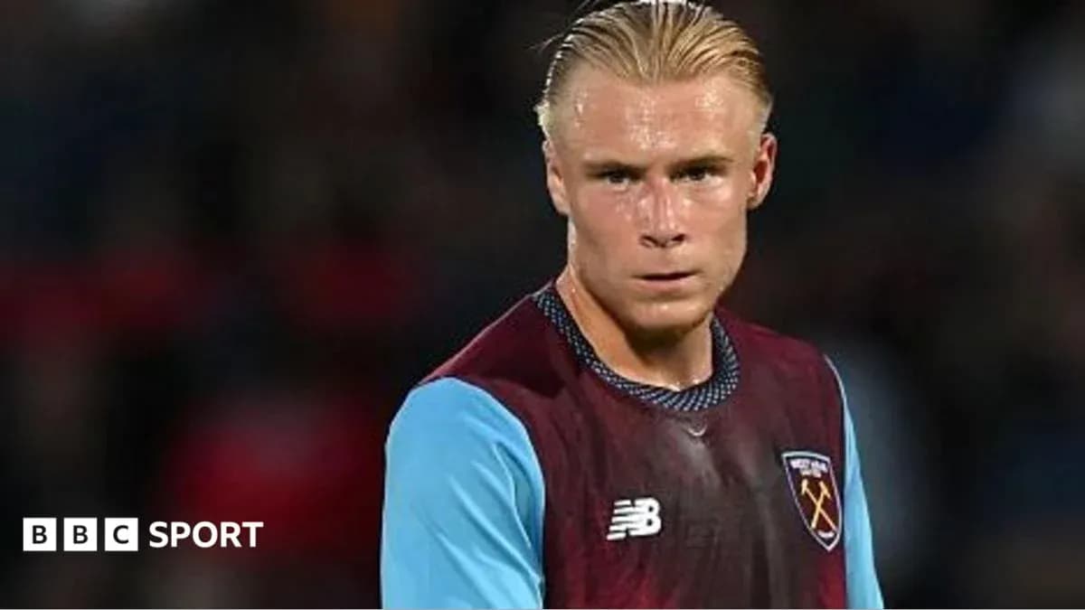 Joueur de West Ham en tenue de match sur le terrain