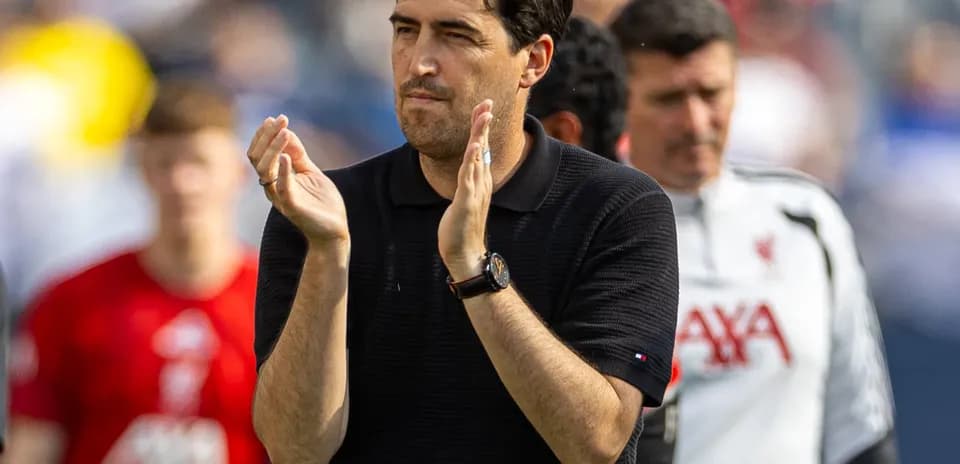 Entraîneur applaudissant après le match