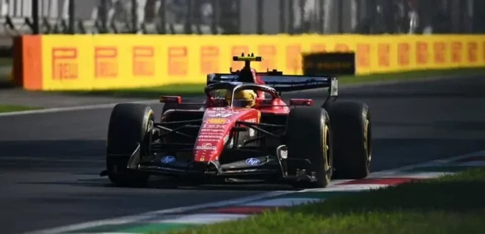 Voiture de course Ferrari sur circuit pendant un Grand Prix