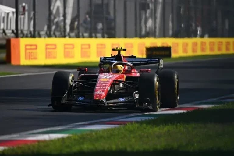 Voiture de course Ferrari sur circuit pendant un Grand Prix