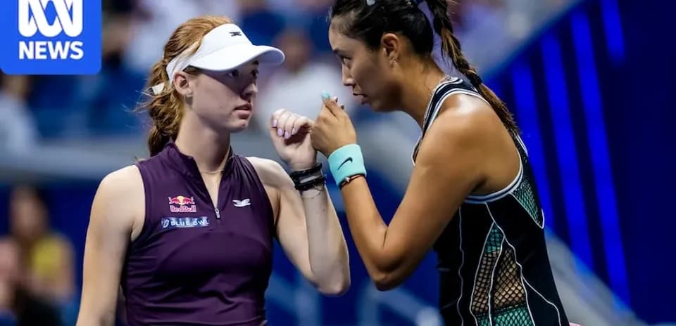 Deux joueuses discutant pendant un match de tennis