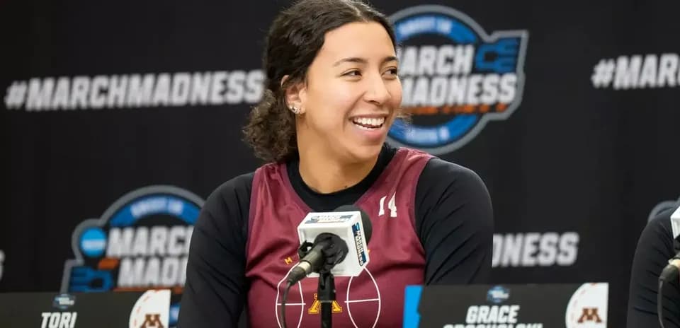 Joueuse souriante lors de la conférence de presse