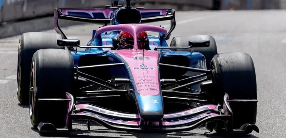 Voiture de course sur circuit avec pilote en action