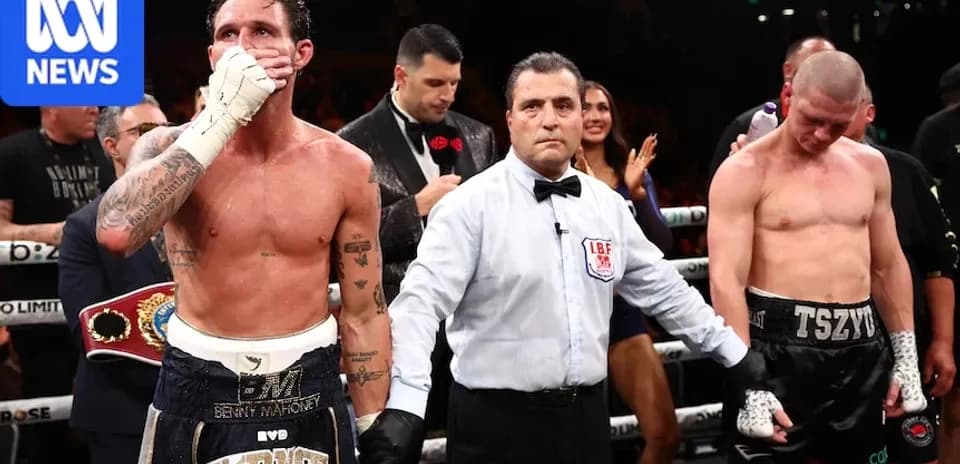 Boxeurs sur le ring après le combat, arbitre présent