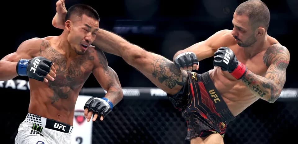 Deux combattants de MMA en action dans l'Octogone