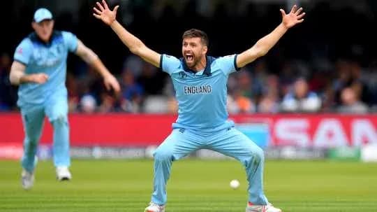 Joueur d'Angleterre célébrant un wicket au cricket