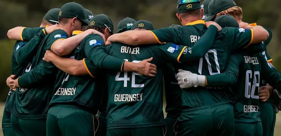 Équipe de cricket en cercle avant le match