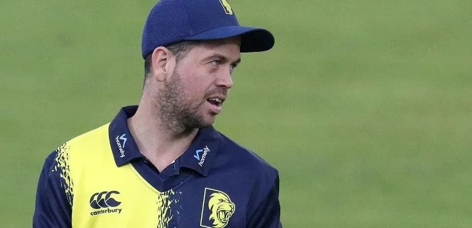 Joueur de cricket avec un uniforme aux couleurs de l'équipe