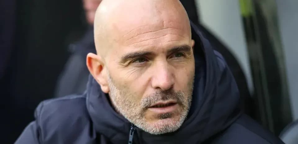 Entraîneur observant le match depuis le banc