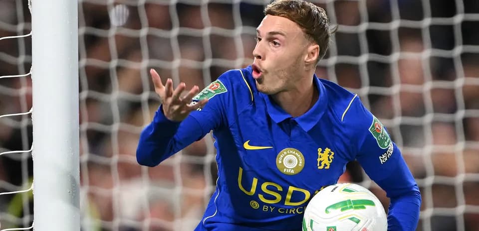Joueur de Chelsea tenant le ballon près du but