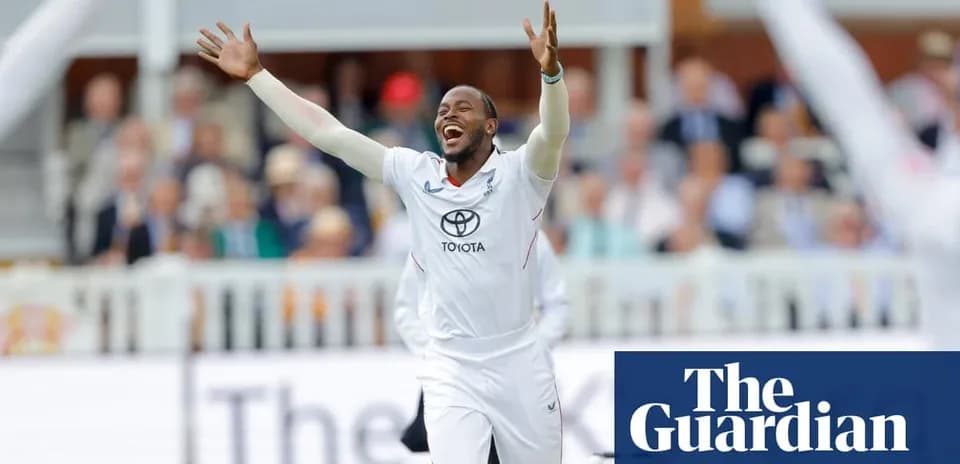 Joueur célébrant un wicket lors d'un match de cricket