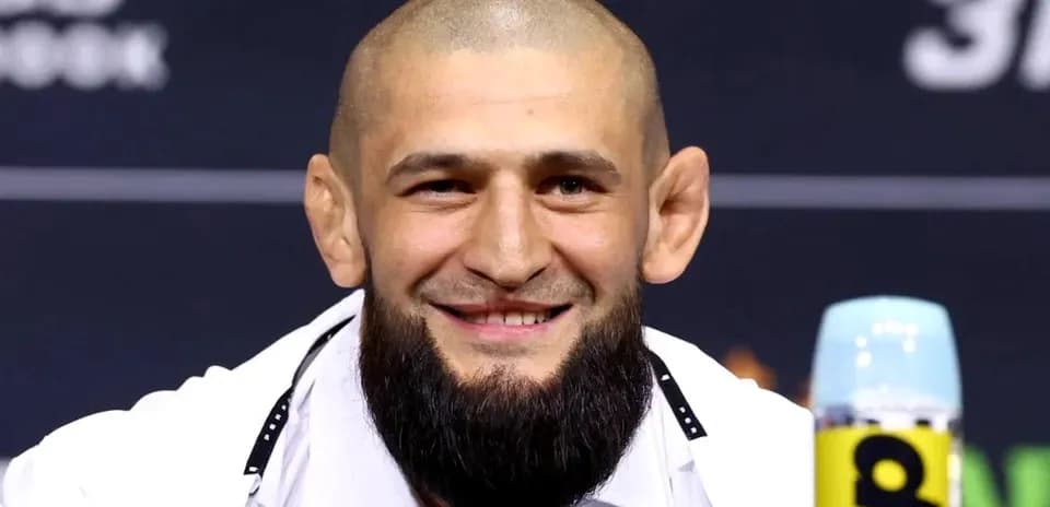 L'homme souriant lors d'une conférence de presse