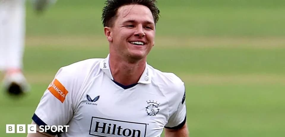 Joueur de cricket célébrant après une prise