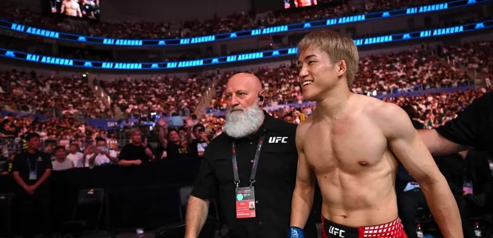 Kai Asakura entrant with coach before UFC match