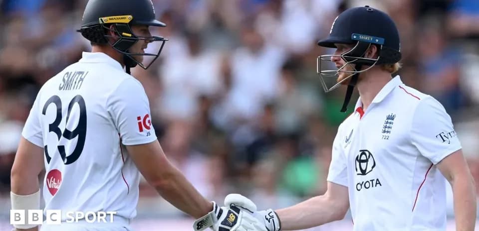 Deux joueurs de cricket se serrant la main sur le terrain