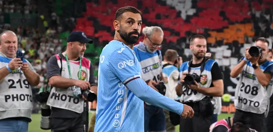 Joueur marchant près de photographes après le match
