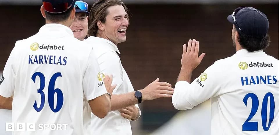 Joueurs célébrant après un wicket au cricket