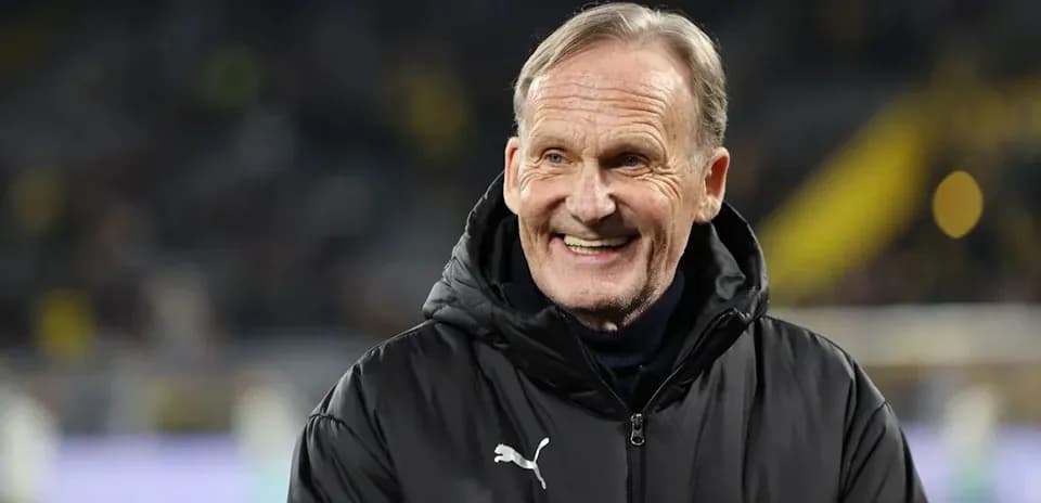 Homme souriant en manteau sur le bord du terrain