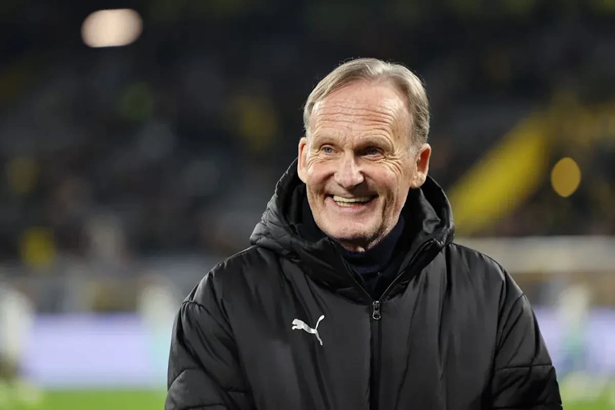 Homme souriant en manteau sur le bord du terrain