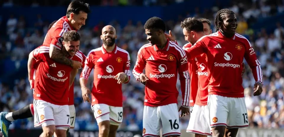 Joueurs de Manchester United célébrant un but ensemble