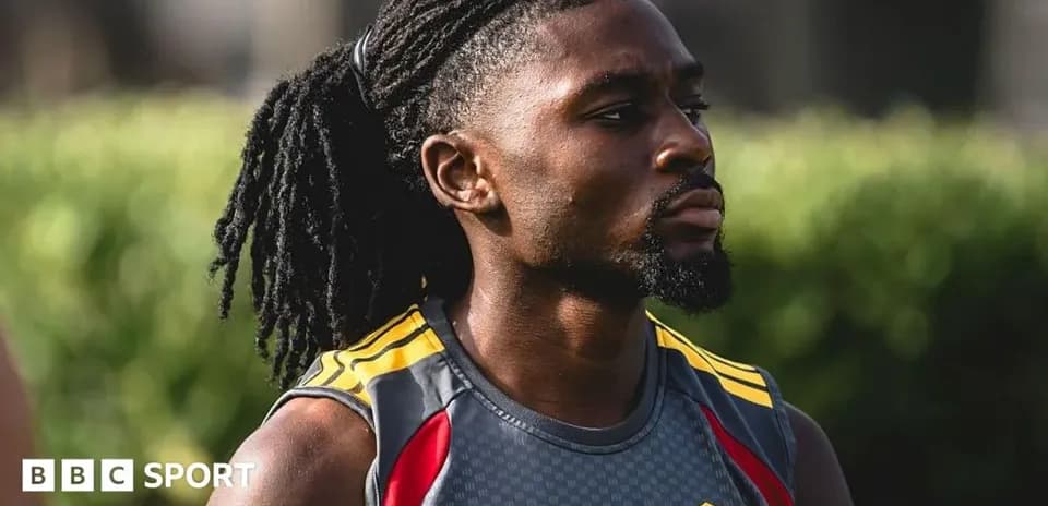 Joueur en tenue d'entraînement sur le terrain