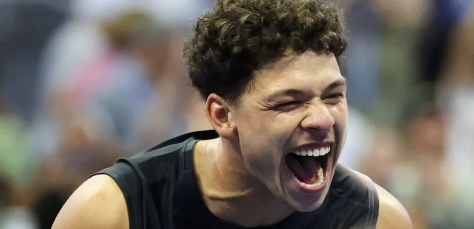 Joueur de tennis célébrant une victoire avec enthousiasme